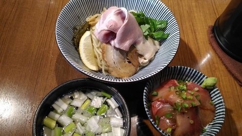「煮干しつけ麺＋限定ぶり丼」@寿製麺よしかわ 川越店の写真