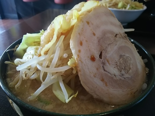 「めん組大次郎（麺２８０ｇ）　※にんにくあり、野菜多め」@本節鰹だしらぁめん めん組 松本店の写真