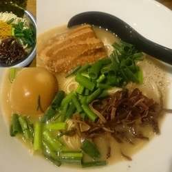 豚そば（煮玉子入り）￥850＋黄玉￥150＝￥1000