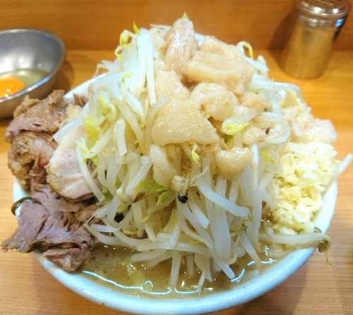 「プチ二郎　生卵　ﾔｻｲﾆﾝﾆｸｱﾌﾞﾗ」@ラーメン二郎 八王子野猿街道店2の写真