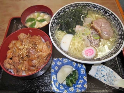 「塩ラーメンと焼肉丼　850円（ランチ）」@辰巳庵の写真