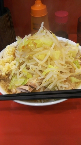 「醤油+ブタ増し（ニンニク増し）」@らーめん こじろう526 鶴見店の写真