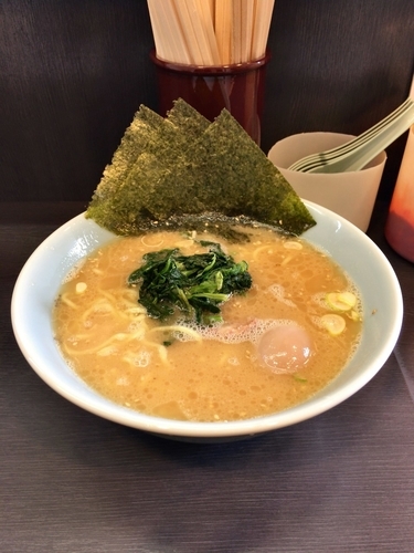 「ラーメン(並)700円 ＋味付半熟玉子(サービス)」@千家 上川井店の写真