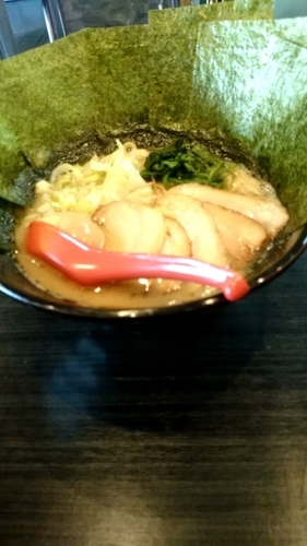 「豚骨醤油全部のせ」@富士家系 直壱家の写真