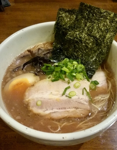 「醤油豚骨らーめん（極細麺、バリカタ）、替え玉（バリカタ）」@豚骨らーめん いちご家の写真