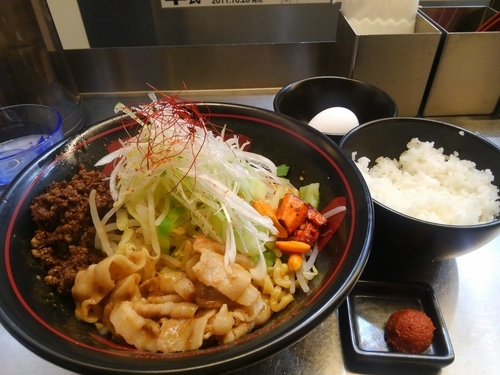 「紅まぜそば(850円ライス温玉付)+味変辛味(30円)」@麺創研 紅 国分寺の写真