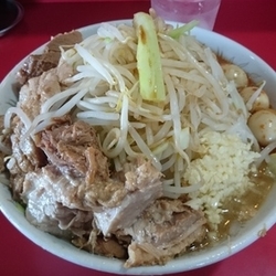 ラーメン 豚マシ+火のうずら(ﾔｻｲﾆﾝﾆｸｶﾗﾒ)