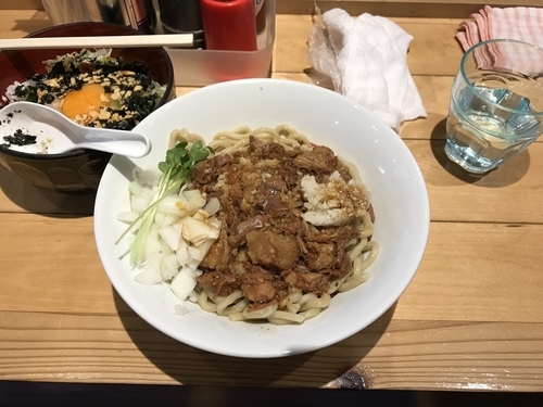 「肉とニンニク 中 750円+まかない脂身丼 250円」@ミゾグチヤの写真