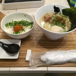濃厚鶏白湯と究極の卵飯