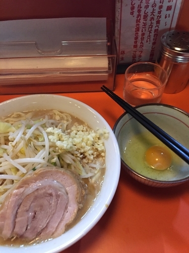 「ラーメン豚一切  野菜少ニンニクカラメ＋生卵」@ちばからの写真