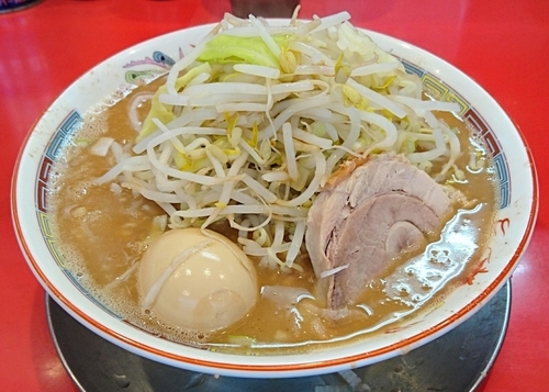 「ラーメン並盛り(野菜ﾁｮｲ増し・ネギ・味玉)」@ジャンプの写真
