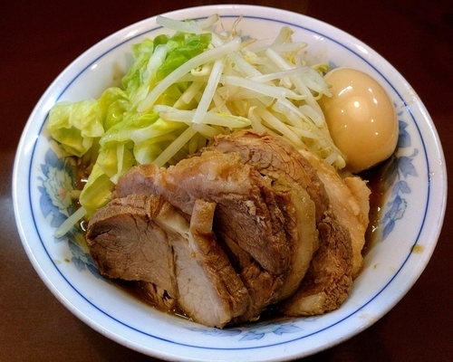 「豚増しらーめん(麺少なめ) 880円 ＋ 味玉 100円」@らーめん陸の写真