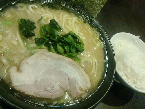 「豚骨ラーメン並 無料ライス」@横浜家系ラーメン 市ヶ家の写真