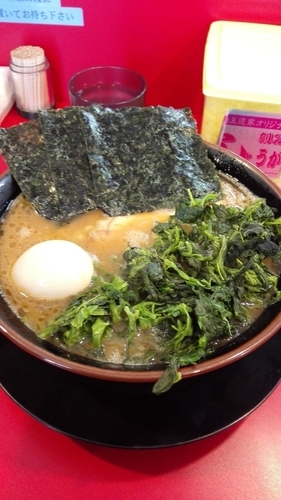 「ラーメン中　ほうれん草　味玉」@家系ラーメン 熊田家の写真