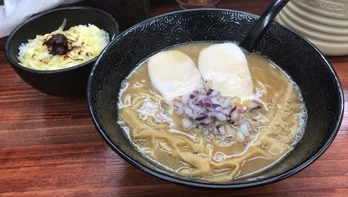 「鶏白湯醤油･チーズ辛みそごはん付き(限定)700円」@麺や 睡蓮の写真