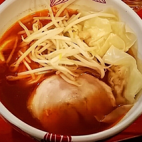 「赤いらーめん（ハーフ）＋ワンタン」@麺処 あす花の写真