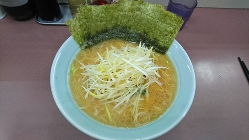 「らーめん中盛+のり+ねぎ」@本牧家 本店の写真