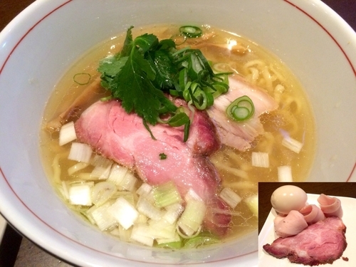 「地鶏中華そば塩（800円）＋特製盛（250円）」@麺や 虎徹の写真