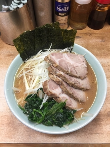 「チャーシューメン(麺硬め.味濃いめ.脂普通.白髪ネギ)」@横浜ラーメン 武蔵家 志木店の写真