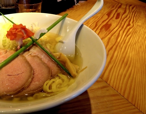 「限定　カマス煮干し～春の潮仕立て＋葱（970円）」@らぁ麺屋 つなぎの写真