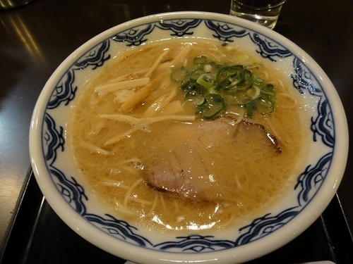 「ラーメン700円　替玉150円　ニンニク（無料）」@博多麺房 赤のれん 西麻布本店の写真