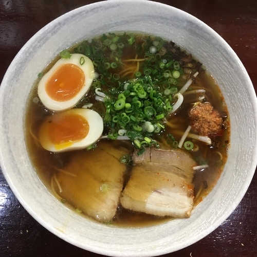「醤油味玉ラーメン (800円) ばくだん (50円)」@一白の写真