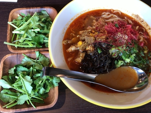 「トムヤムラーメン780円、パクチー150円×２(ほかいろいろ」@トマルカフェの写真