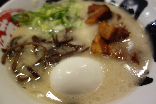 「博多とんこつ味玉ラーメン750円細麺かため」@博多とんこつラーメン三代目てらッちょ。の写真