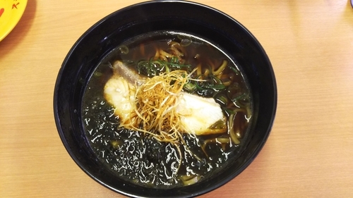 「新味！ぶりブラックラーメン」@スシロー 幕張店の写真