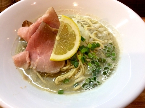 「【気まぐれ】煮干そばエイジングオイスター（800円）」@中華そば 先崎の写真