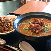 「林華らーめん＋半林華ちゃーはん800円＋餃子200円」@向陽飯店の写真