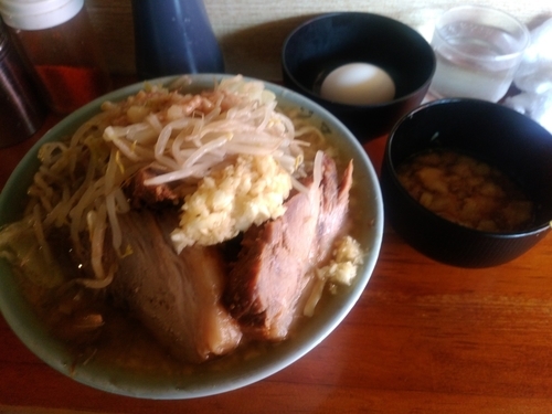 「豚入り麺少な目　サービス生卵」@ラーメン富士丸 西新井大師店の写真