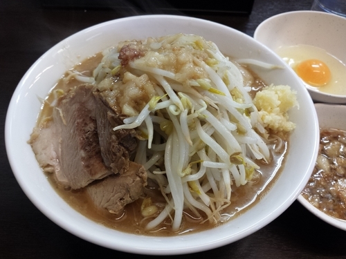 「ラーメン半分(にんにく・やさい・あぶら・生卵)￥730」@ラーメンどでん 大宮店の写真