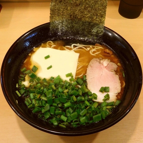 「濃厚とんこつ梅吉らーめん（680円）＋ねぎ（100円）」@らーめん梅吉の写真