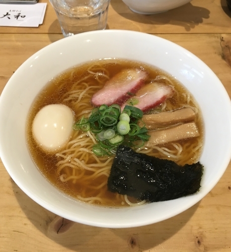 「支那そば（黒だし￥700）+玉子サービス」@支那そば 大和 稲荷町本店の写真