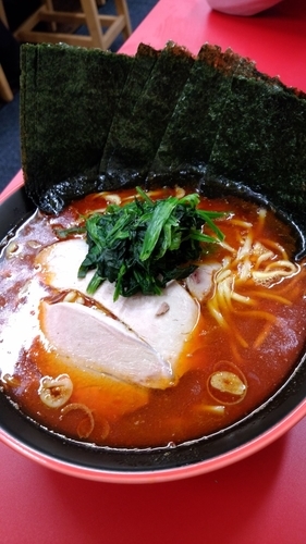 「紅辛ラーメン中　のり　野菜畑け　ライス」@横濱家系ラーメン 勝鬨家の写真
