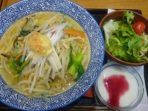 「たっぷり野菜と生姜香る塩ラーメン（レディースセット）￥880」@担々麺と焼売 福龍 三井アウトレットパーク入間店の写真