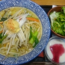 たっぷり野菜と生姜香る塩ラーメン（レディースセット）￥880