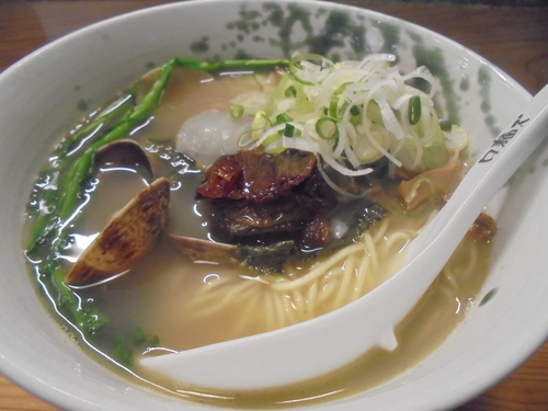 「【平日限定】石田さんのあさりと切り身焦がしらーめん１２００円」@ロ麺ズの写真