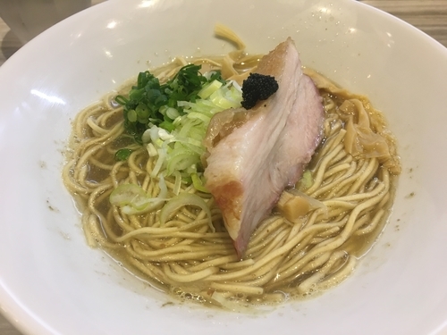 「7種の煮干し（淡麗）、イベリコ豚の窯焼きのせ900円」@つくばらーめん 鬼者語 -オニモノガタリ-の写真