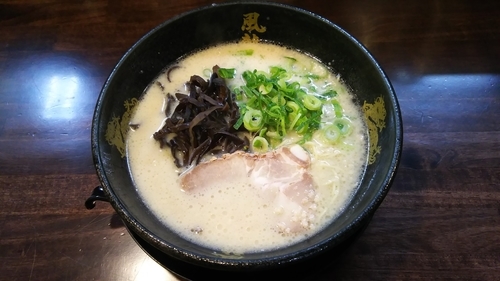 「とんこつラーメン(カタ)」@とんこつラーメン博多風龍 明大前店の写真