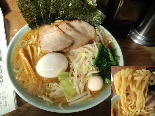 「醤油ラーメン中盛り750円＋激得トッピン​グ250円」@ラーメン壱六家 磯子本店の写真