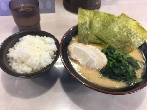 「ラーメン並680円硬め濃いめ、無料ライス」@ラーメン豚骨軍団の写真