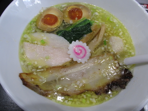 「青森ｼｬﾑﾛｯｸ塩鶏中華そば（味玉入り）　「850円」」@麺処 若武者 草加分店 東北六縣堂の写真