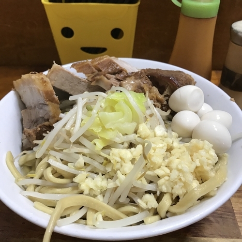 「豚入りラーメン ウズラ 950円」@蓮爾 新町一丁目店の写真
