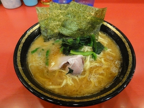 「ラーメン中盛790円　麺硬め」@家系総本山 ラーメン吉村家の写真
