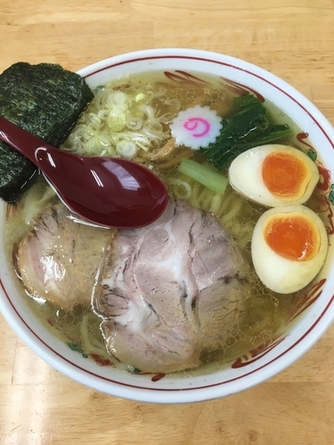 「塩ワンタン麺 味玉入り」@とら食堂 松戸分店の写真