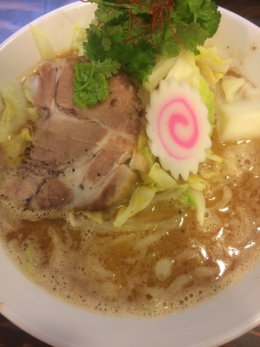 「春キャベツとパクチーの海老煮干しらーめん」@煮干しらーめん 玉五郎 東京新宿店の写真