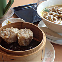 「牛肉カレースープそば830円＋焼売2個240円」@中華四川料理 飛鳥の写真