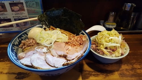 「油そば並780円+全部乗420円+ﾁｬｰｼｭｰ丼ﾐﾆ250円」@兎に角 松戸店の写真